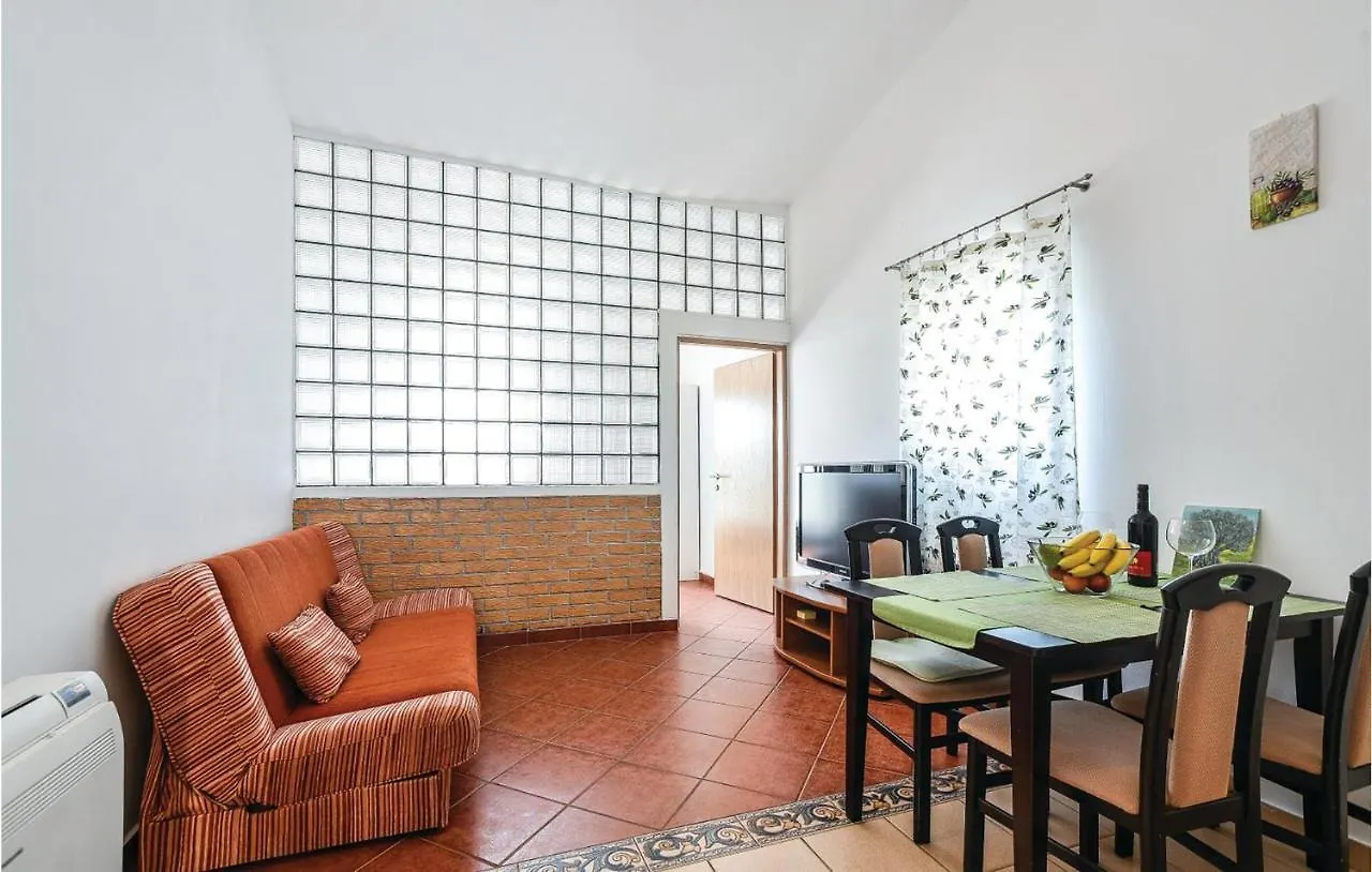 Gorgeous Apartment In Mandre With Kitchen