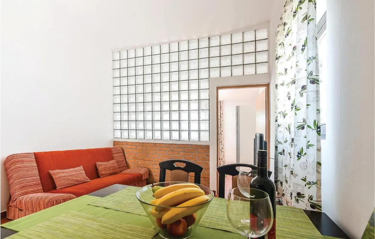 Gorgeous Apartment In Mandre With Kitchen