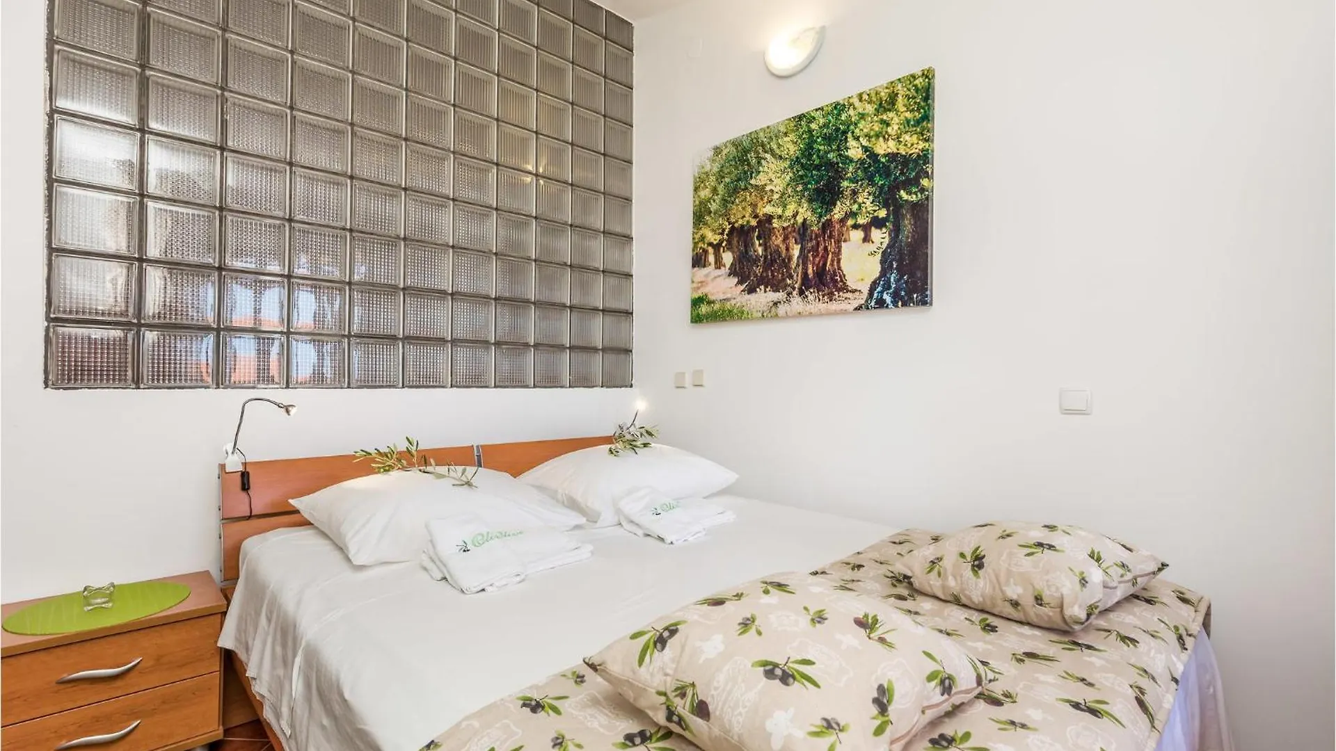 Gorgeous Apartment In Mandre With Kitchen