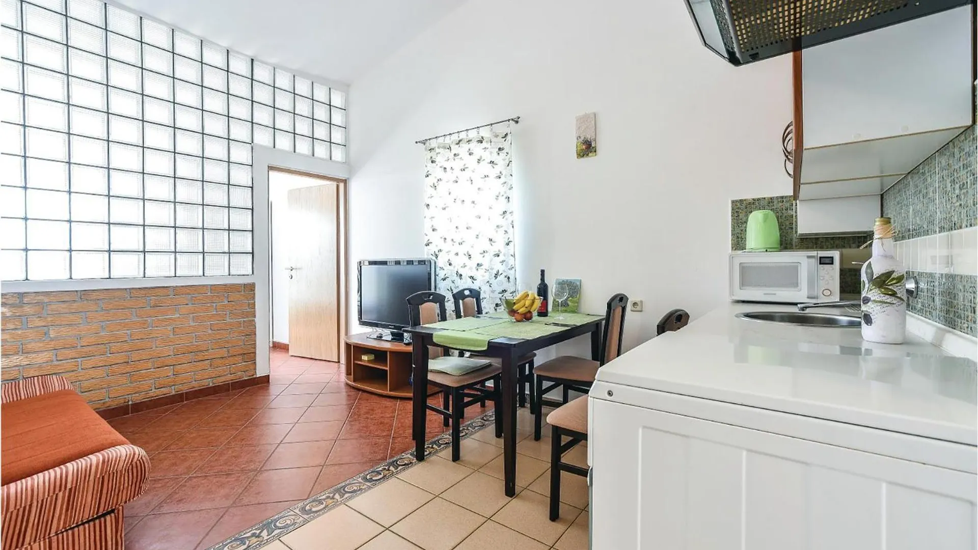 Gorgeous Apartment In Mandre With Kitchen