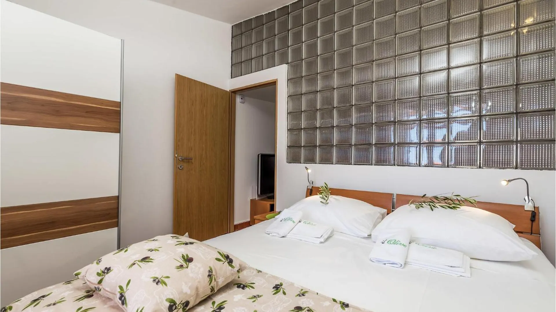Gorgeous Apartment In Mandre With Kitchen