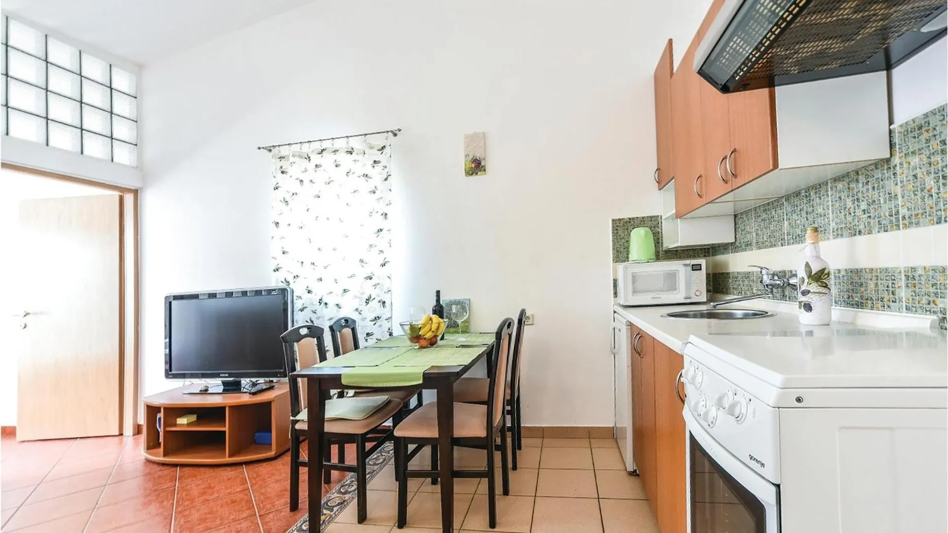 Gorgeous Apartment In Mandre With Kitchen