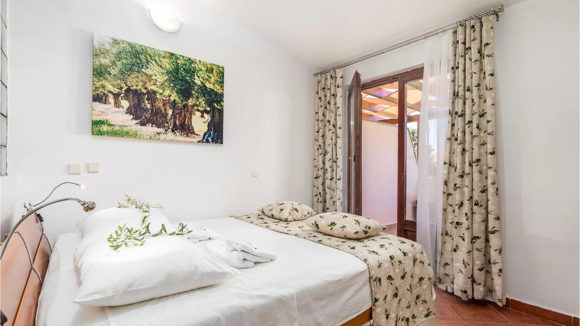 Gorgeous Apartment In Mandre With Kitchen